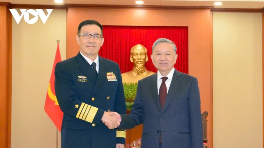 Party chief To Lam receives Chinese Defense Minister Dong Jun